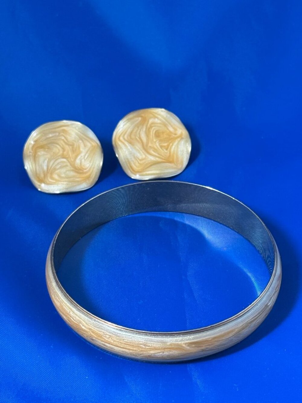 Avon Vintage 1980s Marbled Tan Enamel Jewelry Set Bangle and Wavy Disc Earrings